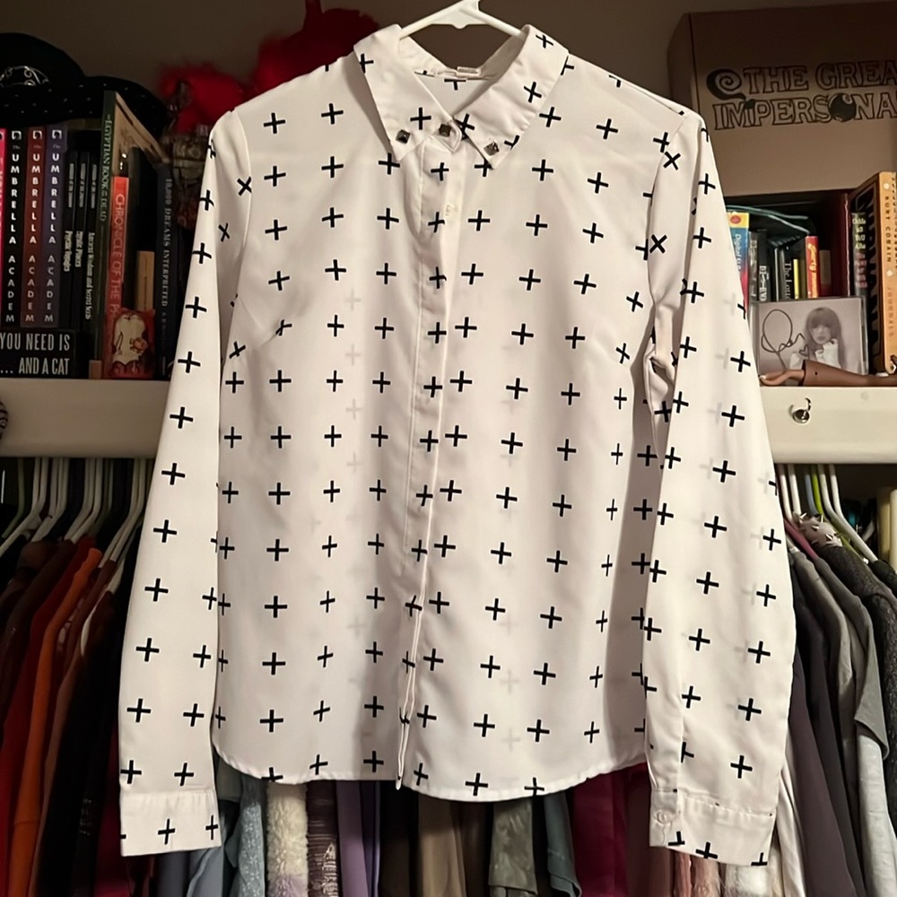 Forever 21 vintage plus sign button up top